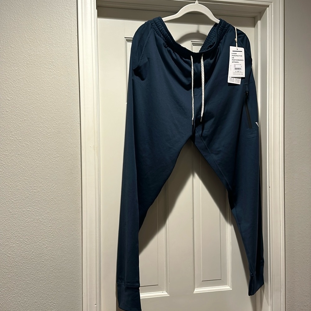 NWT Men’s Vuori Sunday Performance Jogger in Indigo